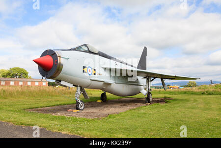 English Electric Lightning F53 ZF 583 bei Solway Aviation Museum in Cumbria, England gesehen wird. Der Blitz war ein Kalter Krieg Kampfflugzeuge. Stockfoto