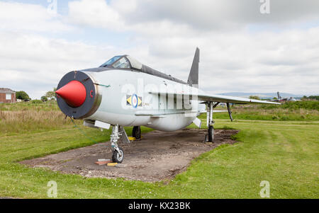 English Electric Lightning F53 ZF 583 bei Solway Aviation Museum in Cumbria, England gesehen wird. Der Blitz war ein Kalter Krieg Kampfflugzeuge. Stockfoto