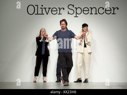 Catherine Hayward, Designer Oliver Spencer und Jade Parfitt auf dem Laufsteg während der Oliver Spencer Herbst/Winter 2018 London Fashion Week Show im BFC zeigen, Space, London. PRESS ASSOCIATION Foto. Bild Datum: Samstag, 6 Januar, 2018. Siehe PA Geschichte Consumer Mode. Photo Credit: Isabel Infantes/PA-Kabel Stockfoto