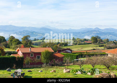 Pastorale Landschaft von Escamplero Dorf mit den Bergen im Hintergrund. Asturien, Spanien Stockfoto
