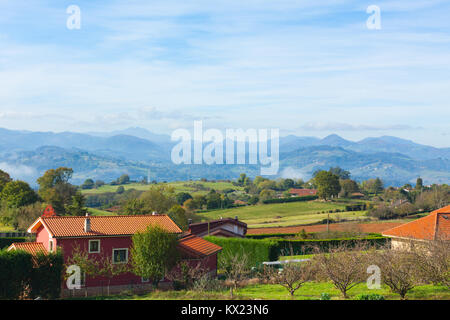 Pastorale Landschaft von Escamplero Dorf mit Gipfeln im Hintergrund. Asturien, Spanien Stockfoto