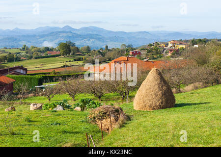 Pastorale Landschaft von Escamplero Dorf mit einem haystake im Vordergrund. Asturien, Spanien Stockfoto