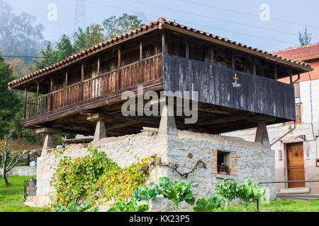 Madrid, Spanien - 31. OKTOBER 2017: asturischen Getreidespeicher (HORREO) im Garten in Gallegos, Asturien, Spanien Stockfoto