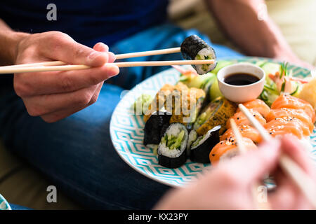 In der Nähe der traditionellen japanischen Speisen während romantisches Abendessen im Stockfoto