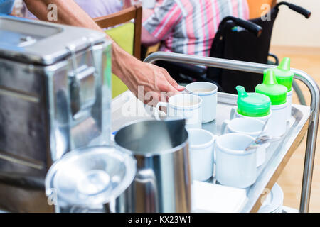 Mit Krankenschwester Essen in Pflegeheim Stockfoto