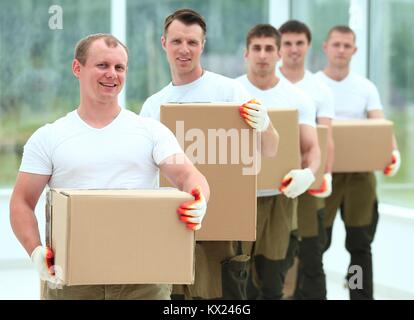 Meister und Arbeiter mit Boxen von Baustoffen Stockfoto