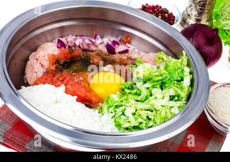 Zutaten für Portion gehacktes Fleisch und Kohl Stockfoto