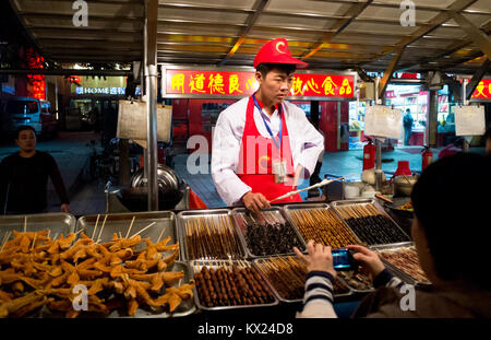 Peking, China: 12. Oktober 2012. Peking reisen. Dong Hua Men Night Market, das Essen und die Seesterne auf Spieße Stockfoto