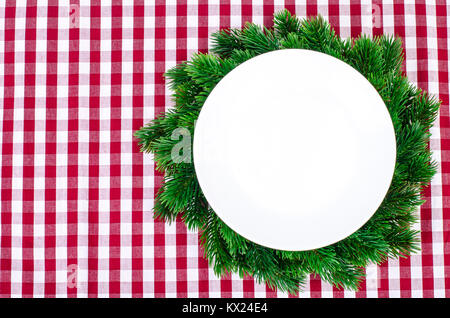 Schöne festliche rot Tischdecke in Käfig Stockfoto