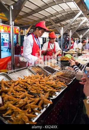 Peking, China: 12. Oktober 2012. Peking reisen. Dong Hua Men Night Market, das Essen und die Seesterne auf Spieße Stockfoto