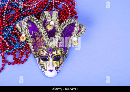 Festival Mardi Gras Mask und bunte Perlen auf hellen Hintergrund Stockfoto