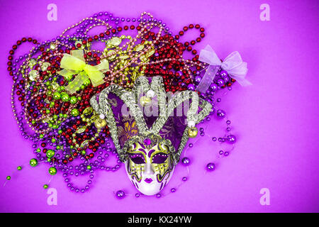 Festival Mardi Gras Mask und bunte Perlen auf hellen Hintergrund Stockfoto