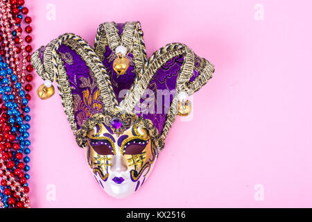 Festival Mardi Gras Mask und bunte Perlen auf hellen Hintergrund Stockfoto