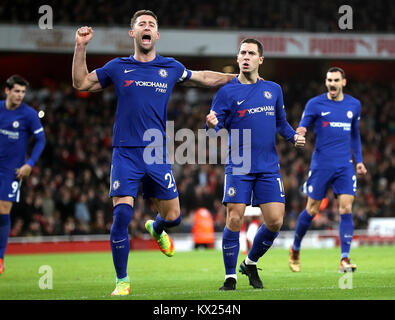 Chelsea's Eden Hazard (rechts) feiert mit Gary Cahill nach dem Scoring erste Ziel seiner Seite des Spiels Stockfoto