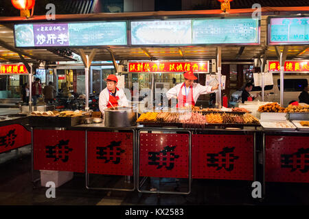 Peking, China: 12. Oktober 2012. Peking reisen. Dong Hua Men Night Market Stockfoto