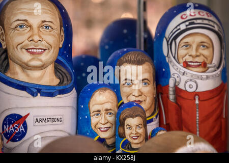 Porträts von berühmten Kosmonauten in Form einer russischen Matrjoschka liegen auf der Theke der Souvenirshop im Zentrum von Moskau, Russland