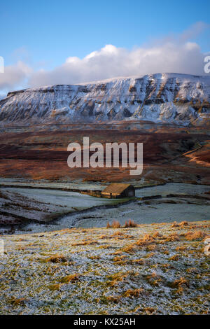 North Yorkshire/UK - 6. Januar 2018: Winter zurück in Yorkshire als Pen-Y-Gent, eine der Yorkshire Drei Zinnen, Abdecken von Schnee erhält. Stockfoto