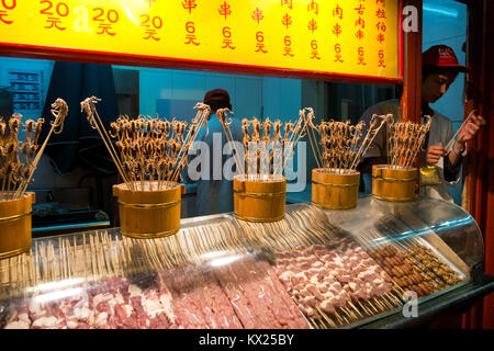 Peking, China: 12. Oktober 2012. Peking reisen. Dong Hua Men Night Market, Seepferdchen auf Spieße Stockfoto