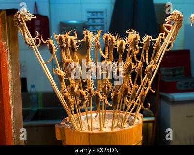 Peking, China: 12. Oktober 2012. Peking reisen. Dong Hua Men Night Market, Seepferdchen auf Spieße Stockfoto