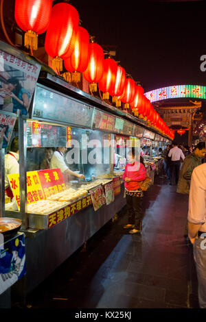 Peking, China: 12. Oktober 2012. Peking reisen. Dong Hua Men Night Market Stockfoto