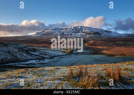 North Yorkshire/UK - 6. Januar 2018: Winter zurück in Yorkshire als Pen-Y-Gent, eine der Yorkshire Drei Zinnen, Abdecken von Schnee erhält. Stockfoto