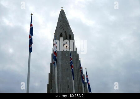 Isländischer Flagge ausserhalb der Hallgrímskirkja Kirche in Reykjavík, Island Stockfoto