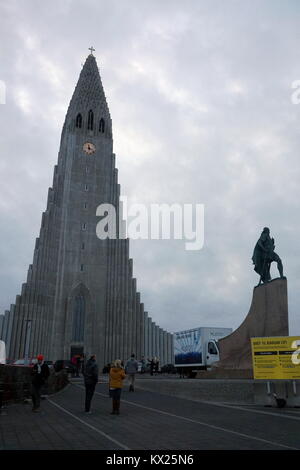 Viking Statue von Leifur Eiríksson außerhalb Hallgrímskirkja in Reykjavik, Island Stockfoto