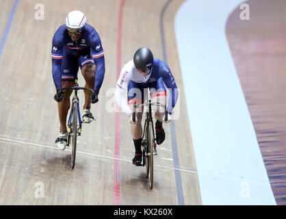 Jason Kenny (rechts) gewinnt die erste Männer Sprint gegen Frankreich von Gregory Bauge in Runde drei der Serie Revolution in der Manchester Velodrome. Stockfoto