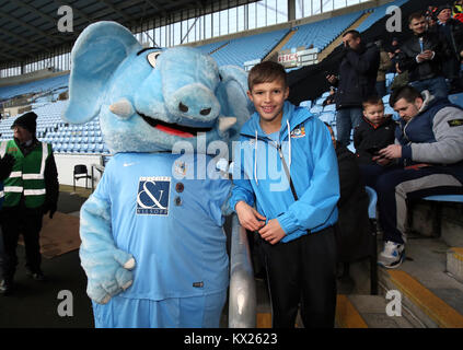 Ein junger Fan posiert für ein Foto mit Maskottchen Himmel blau Sam während der FA Cup, dritte Runde in der Ricoh Arena in Coventry. PRESS ASSOCIATION Foto. Bild Datum: Samstag, 6 Januar, 2018. Siehe PA-Geschichte Fußball Coventry. Photo Credit: Nigel Französisch/PA-Kabel. Einschränkungen: EDITORIAL NUR VERWENDEN Keine Verwendung mit nicht autorisierten Audio-, Video-, Daten-, Spielpläne, Verein/liga Logos oder "live" Dienstleistungen. On-line-in-Verwendung auf 75 Bilder beschränkt, kein Video-Emulation. Keine Verwendung in Wetten, Spiele oder einzelne Verein/Liga/player Publikationen. Stockfoto