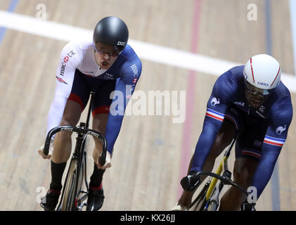 Jason Kenny (links) Ende hinter Frankreich Gregory Bauge in der Männer Sprint Final in Runde drei der Serie Revolution in der Manchester Velodrome. Stockfoto