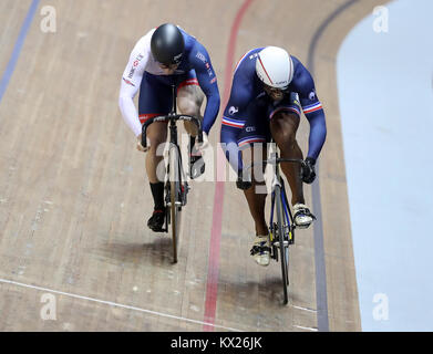 Jason Kenny (links) Ende hinter Frankreich Gregory Bauge in der Männer Sprint Final in Runde drei der Serie Revolution in der Manchester Velodrome. Stockfoto