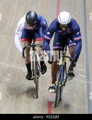 Jason Kenny (links) Ende hinter Frankreich Gregory Bauge in der Männer Sprint Final in Runde drei der Serie Revolution in der Manchester Velodrome. Stockfoto