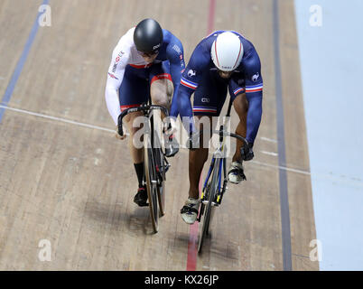 Jason Kenny (links) Ende hinter Frankreich Gregory Bauge in der Männer Sprint Final in Runde drei der Serie Revolution in der Manchester Velodrome. Stockfoto