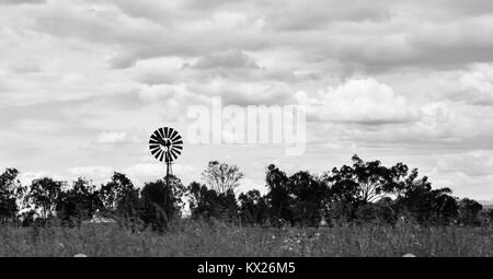 Mühle für das Pumpen von Grundwasser, dramatische schwarz-weiß Bilder von Australien, Dezember, Queensland, Australien Stockfoto