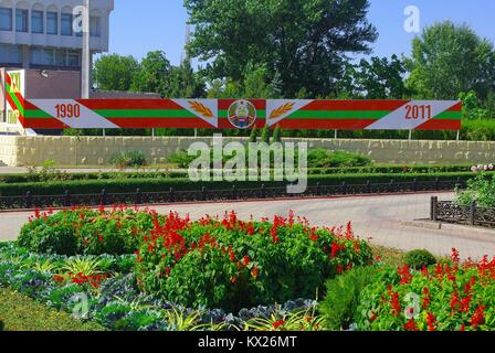 Tiraspol, der Hauptstadt von Pridnestrovye (Transnistrien), offiziell Teil der Republik Moldau: Blumen und Wappen vor dem Parlament Stockfoto