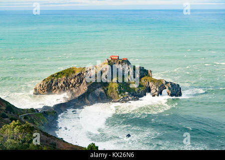 Malerischer Blick auf eine alte Kapelle San Juan de Gazteluatxe auf einer Halbinsel Hill im Baskenland Spanien Stockfoto