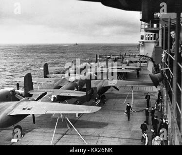 Doolittle Raid auf Japan, 18. April 1942 - USAAF B-25 Bomber B gebunden auf dem Flugdeck der USS Hornet (CV-8), während der spediteur war auf dem Weg zu der Mission starten. Die Ebene, in der Mitte (zweiter von der Kamera) ist Schwanz Nr. 40-2283. Es war mission Flugzeug #5, durch Kapitän David M. Jones, der in Tokio angegriffen pilotiert. Stockfoto