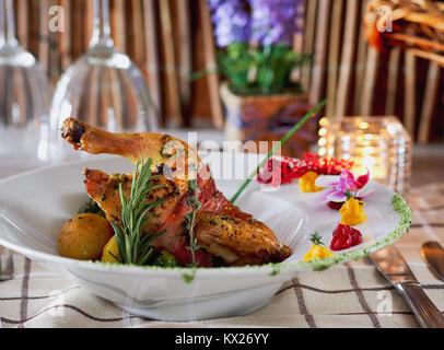 Wachtel sous vide, im cremigen Honig Stil mit karamellisierten Kartoffeln. Das Essen im Restaurant Stockfoto