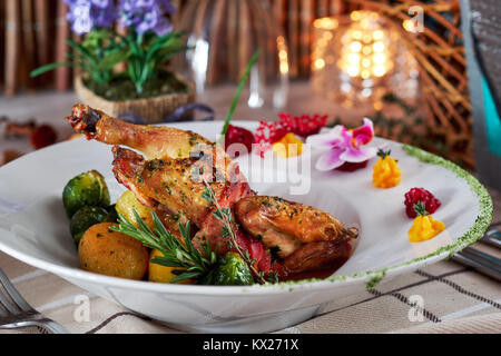 Wachtel sous vide, karamellisierten im cremigen Honig Stil mit Kartoffeln und Rosenkohl. Das Essen im Restaurant Stockfoto