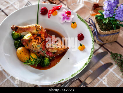 Wachtel sous vide, karamellisierten im cremigen Honig Stil mit Kartoffeln und Rosenkohl. Das Essen im Restaurant Stockfoto