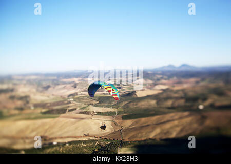 Ein tandem Pilot und Passagier Höhenflug der Hügel am Montellano, im südlichen Spanien Stockfoto