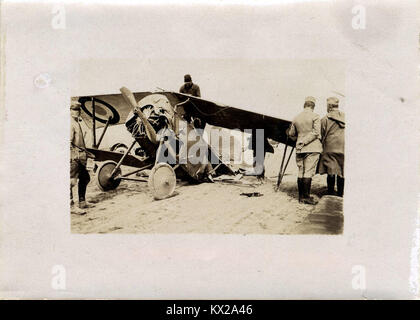 Dieses Foto dokumentiert ein abgestürztes Nieuport 11 Flugzeug, das strukturelle Schäden und Trümmer des Flugunfalls für historische und luftfahrttechnische Aufzeichnungen zeigt. Stockfoto