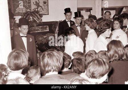 Foto, das die Abschiedszeremonie von Schülern des vierten Jahrgangs 1960 an der Maribor High School dokumentiert und ein bedeutendes Ereignis in der Kultur- und Bildungsgeschichte der Schule markiert. Stockfoto
