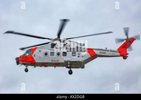 Norwegische Küstenwache Augusta Westland AW 101 Hubschrauber auf Lieferung Flug Landung am Flughafen Newcastle Stockfoto