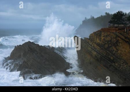 Herbststurm erzeugt riesige Wellen gegen die Klippen von Shore Acres State Park im Süden von Oregon Küste und Coos County. Stockfoto