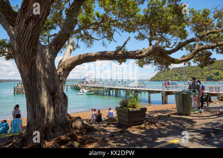 Der Strand und die Wharf, Karorareka Bay, The Strand, Russell, North Island, Neuseeland Stockfoto