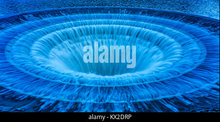 Blau Abfluss, auch als Trichterförmiger an Ladybower Reservoir, Derbyshire, UK Stockfoto
