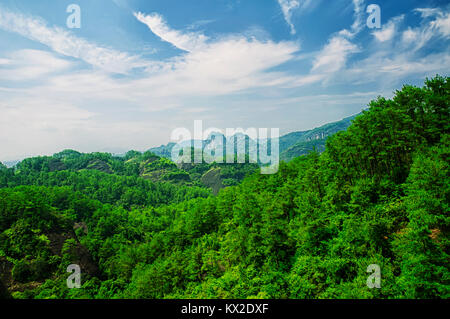 Eine Landschaft, die Berge und Hügel von Fuzhou in der Provinz Fujian in China. Stockfoto