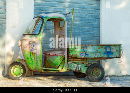 Hippiemäßig apecar in Castelmola, Sizilien. Die italienischen Piaggio Ape, manchmal auch als Ape Piaggio, Apecar oder Affe, ist ein dreirädriges Fahrzeug Stockfoto