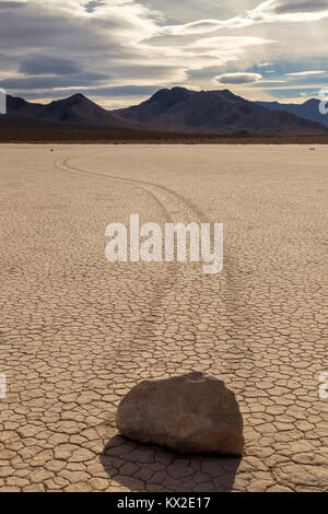 Die Verschiebbare Felsen, eine der natürlichen phänomenale Attraktion im Death Valley National Park, California, United States. Stockfoto